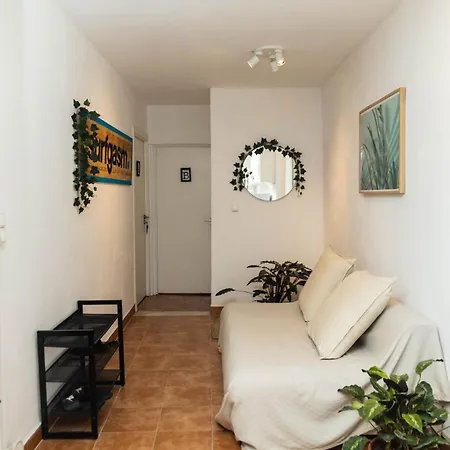 Cozy Private With Patio Daire